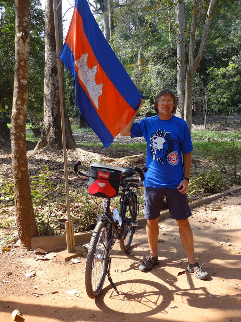 4.1.: Rainer entdeckt in Angkor Wat eine WSV-Flagge: Schnell das Trikot angezogen und ein Foto gemacht!