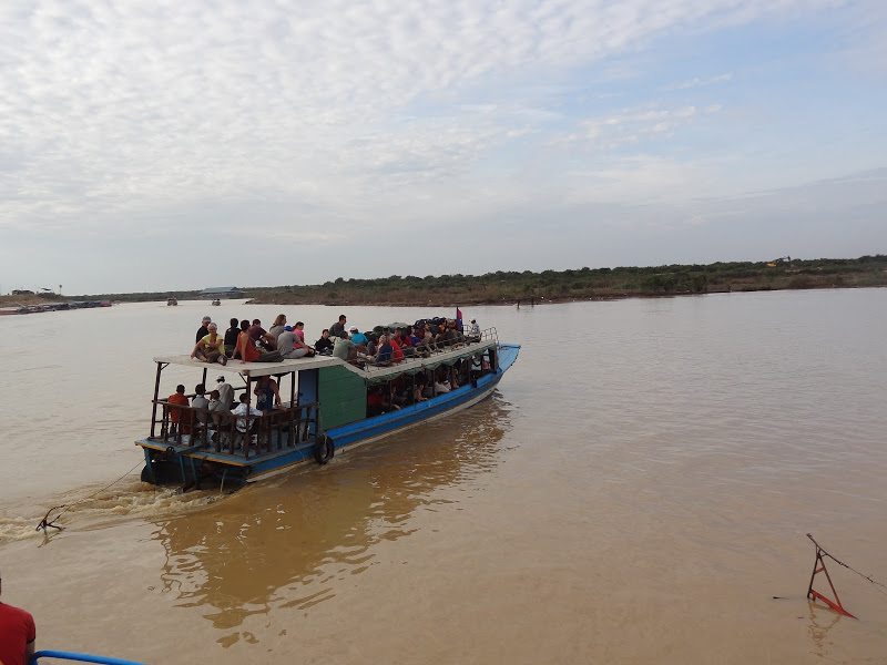 Keine Straße nach Phnom Penh möglich daher 220km mit dem Boot über den Mekong