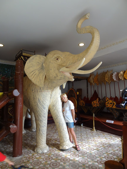Karin streichelt einen Elefanten im Königspalast